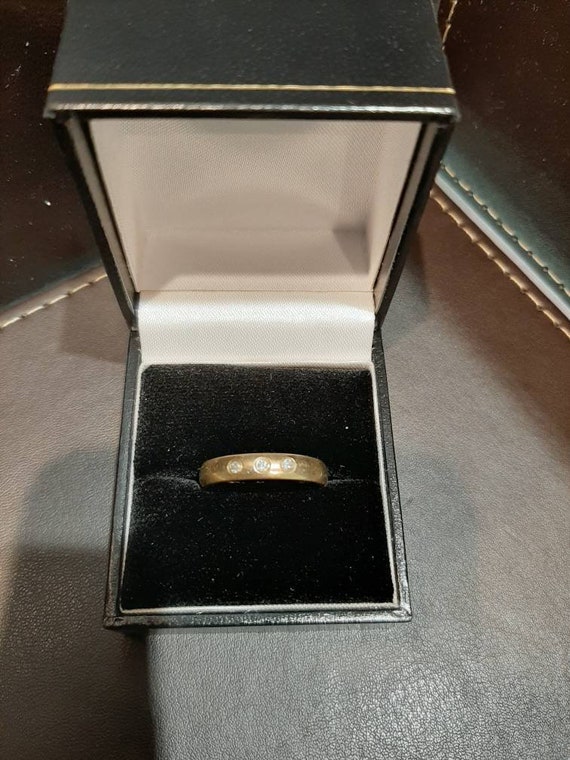 A vintage 9ct gold diamond ring - image 8