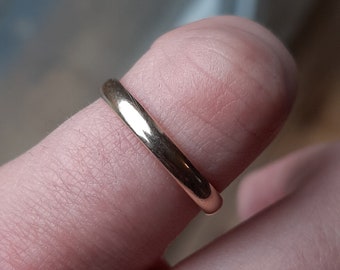 A vintage 9ct gold wedding ring