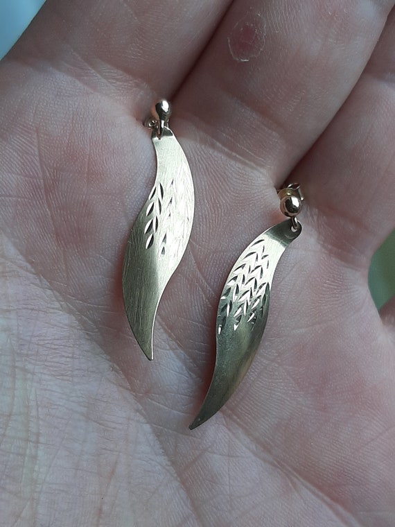 A vintage pair of 9ct wheat sheaf leaf gold drop … - image 3