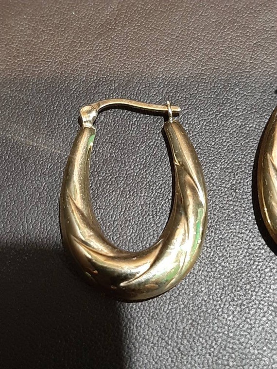 A vintage pair of 9ct gold hoop earrings - image 10