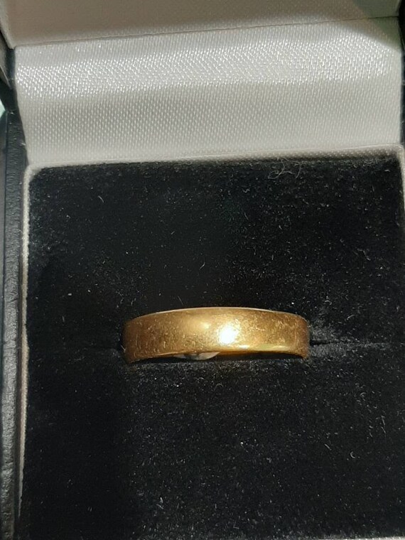 An Antique 22ct gold wedding ring - image 2