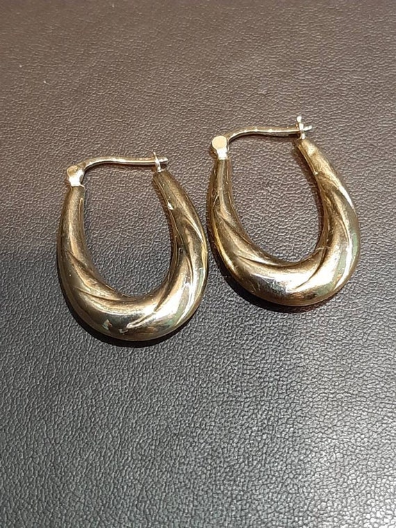 A vintage pair of 9ct gold hoop earrings - image 9