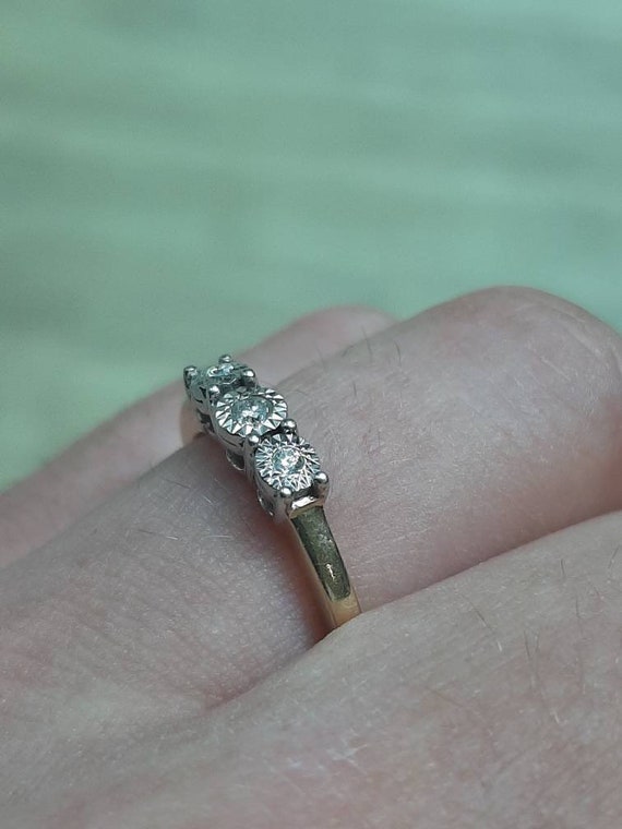 A vintage 9ct gold diamond three stone ring - image 9