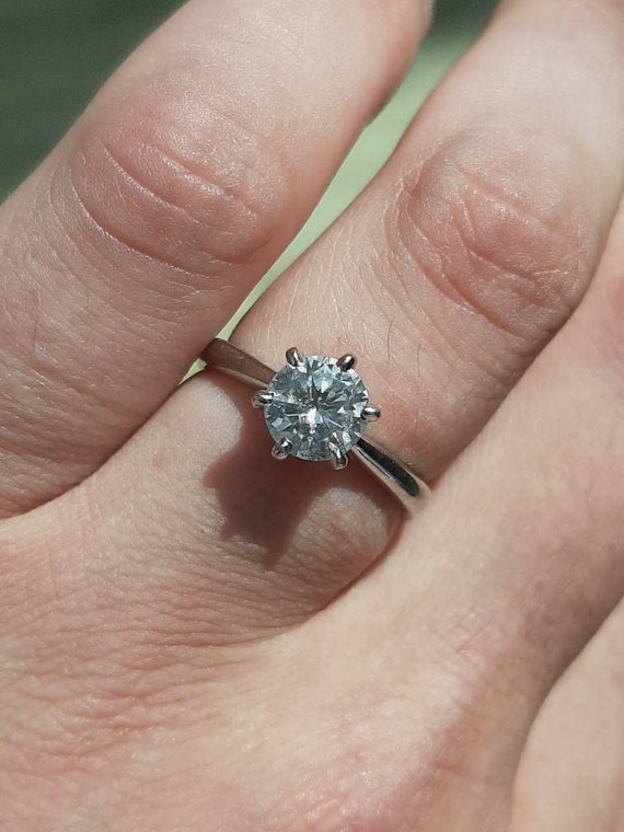 A vintage platinum 1ct natural diamond solitaire - image 1