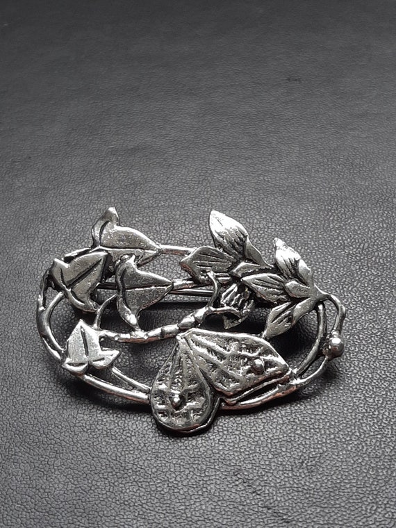 An Art Nouveau silver brooch - image 9