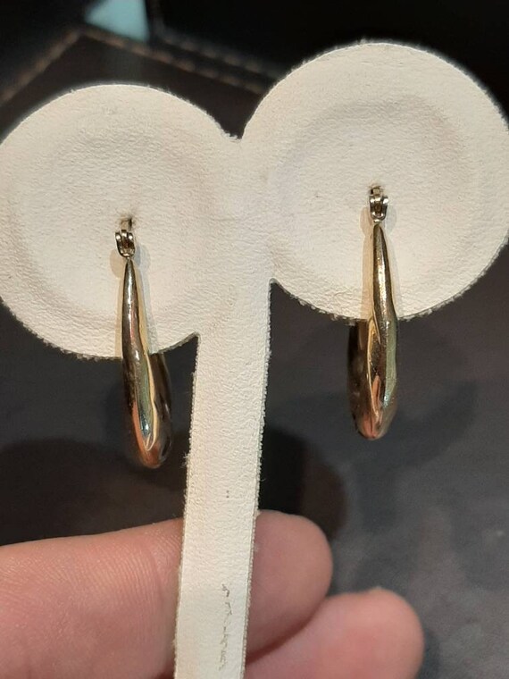 A vintage pair of 9ct gold hoop earrings - image 5