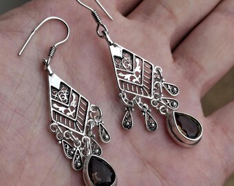 Une paire de boucles d'oreilles vintage en argent avec quartz fumé