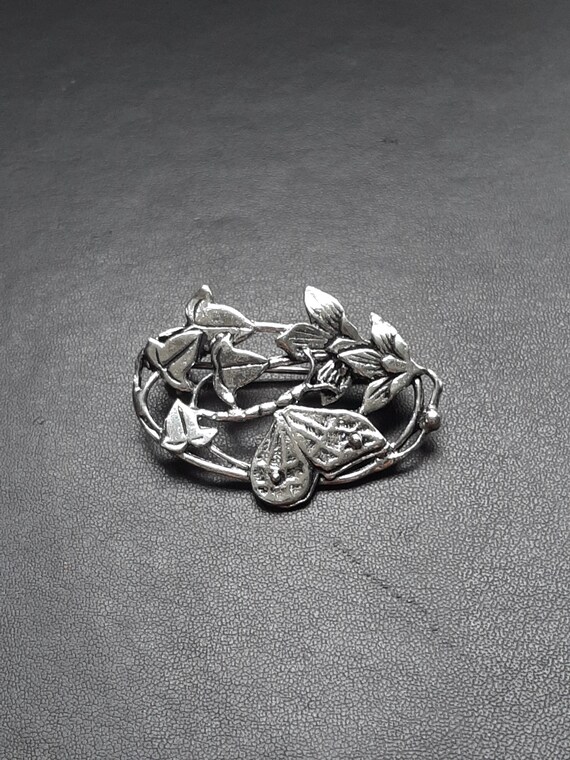 An Art Nouveau silver brooch - image 6