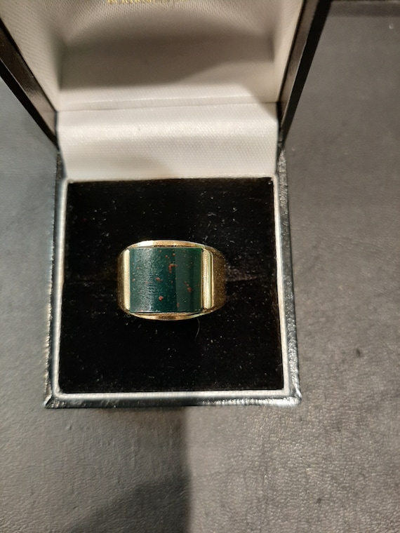 A 9ct yellow gold bloodstone signet ring.