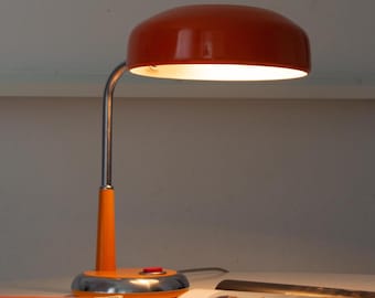 Lampada da tavolo vintage arancione. Luce in stile era atomica e spaziale.