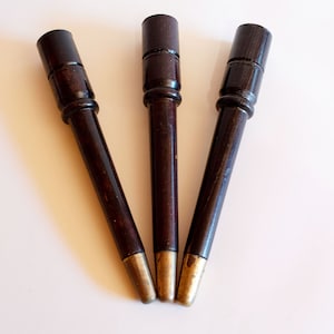 Patas de madera vintage para muebles: Patas cónicas de mediados de siglo con puntas de latón