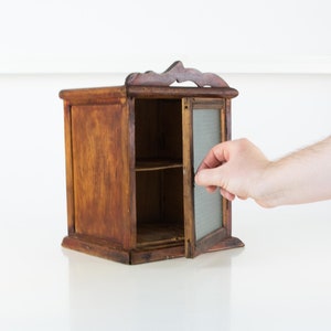 Antieke primitieve houten kast. Primitieve rustieke boerderij wandkast. Vintage klein houten kastje. Badkamer opbergkast