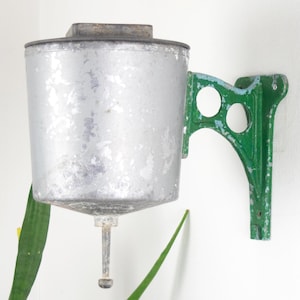 Lavabo vintage de metal verde. Lavamanos industrial para jardín. Lavabo. Lavabo de metal para jardín. Decoración de exterior de estilo rústico. Lavabo retro