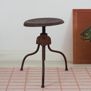 Banqueta tripé industrial vintage vermelha: assento giratório de metal ajustável