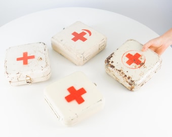 Mueble de baño vintage blanco con cruz roja: pequeño botiquín militar de metal.