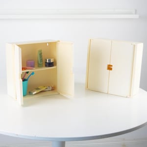 Vintage Medizinschrank aus Kunststoff. Badezimmer Hängeschrank. Wand Arztschrank. Vintage Badezimmerschrank 1990er Jahre. Wandhalterung, Badezimmer Aufbewahrung