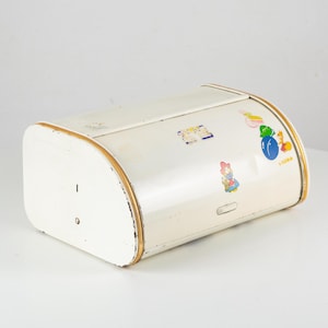 Vintage space-age metal bread box. Beige bread container. Mid-Century roll top bread box. 60s-style bread box. Shabby chic kitchen bread box