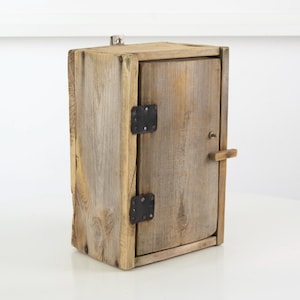 Antieke primitieve houten kast. Primitieve rustieke boerenwandkast. Vintage kleine houten kast. Opbergkast badkamer