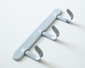 Estante para utensilios de cocina vintage esmaltado con 3 ganchos: decoración de los años 70