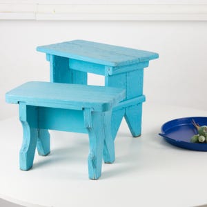 Taburete de ordeño de madera vintage: muebles rústicos de granja en azul