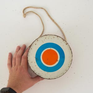 Vintage Metalltrommel, Spielzeugtrommel für Kinder, Vintage kleine Metalltrommel, Retro Musikdekor, Kinderzimmer oder Spielzimmer, Geschenk für Schlagzeuger