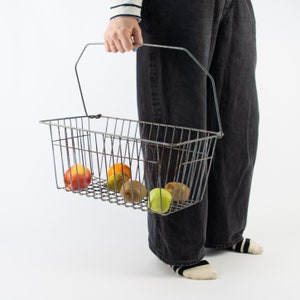 Vintage Wire Basket, Basket with Handle, Vintage kitchen storage basket, Kitchen storage for Fruits, Farmhouse Vintage wire basket
