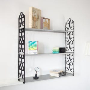 Puede incluir: Un letrero de madera rústica con el texto "Welcome to our home" en un estilo manuscrito. El letrero presenta un acabado envejecido y un diseño sencillo y acogedor, perfecto para un porche o entrada.