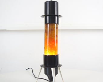 Vintage zwarte lavalamp USSR. Decor uit het ruimtetijdperk geïnspireerd op een raketvorm.