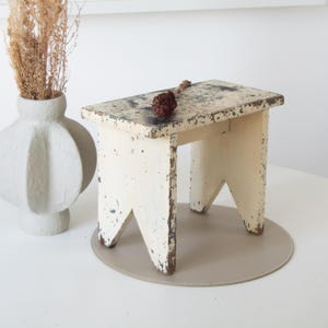 Vintage-Hocker aus Holz: Rustikaler, primitiver Pflanzenständer