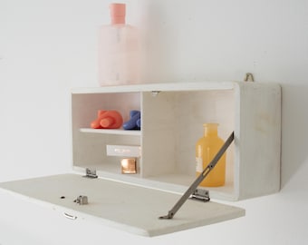 Botiquín de baño vintage o estante de pared rústico para cocina con ganchos y toallero.