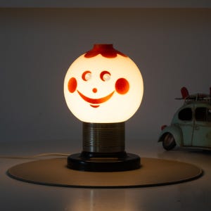Lampka nocna w stylu vintage z przerażającym klaunem, lampa złowrogiego klauna, upiorne oświetlenie