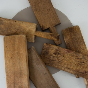 Vintage primitiv skärbräda i trä: Antik handgjord köksinredning