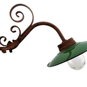 Lampe d'écurie française avec abat-jour en émail et décoration en fer forgé image 2