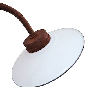 Lampe d'écurie française avec abat-jour en émail et décoration en fer forgé image 8