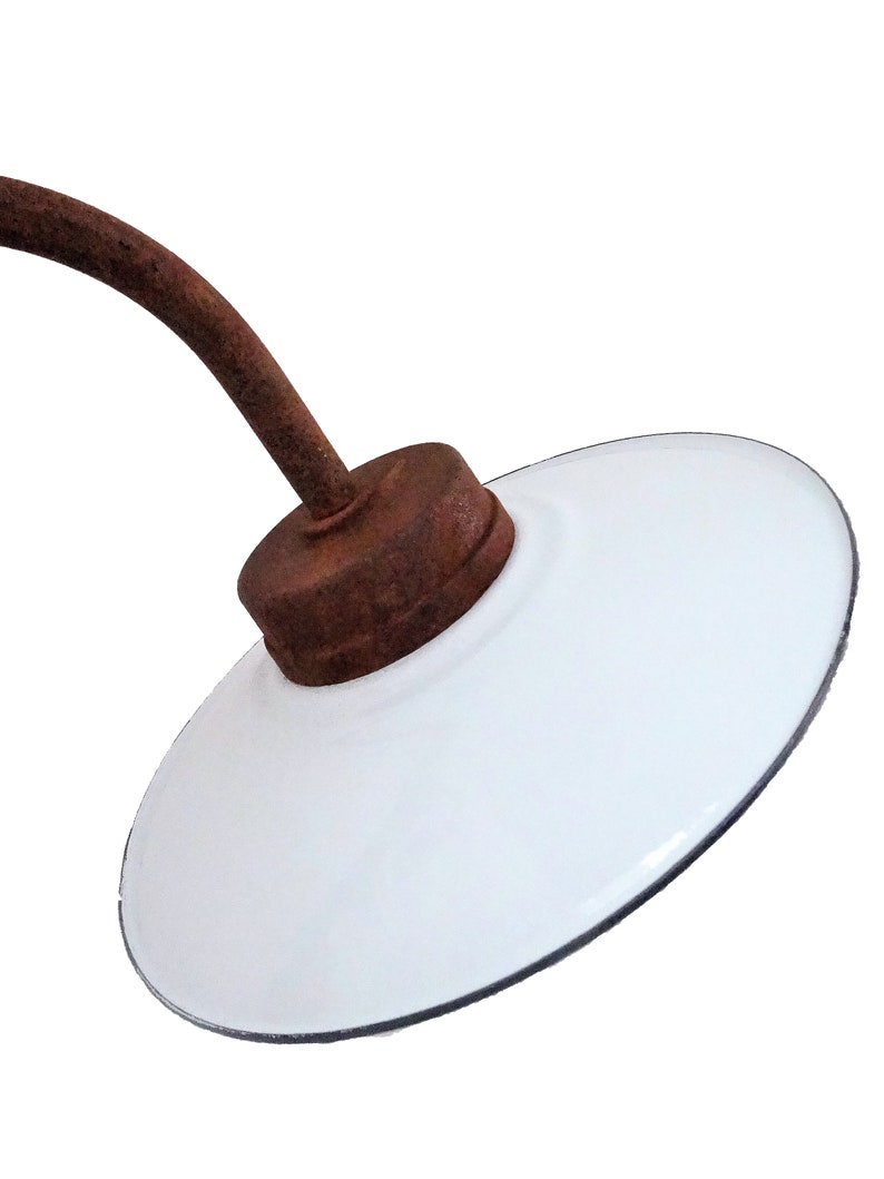 Lampe d'écurie française avec abat-jour en émail et décoration en fer forgé image 8