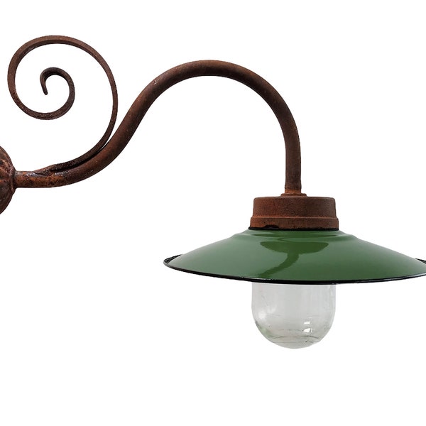 Lampe d'écurie française avec abat-jour en émail et volute en fer forgé