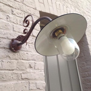 Lampe d'écurie française avec abat-jour en émail et décoration en fer forgé image 10