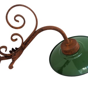 Lampe d'écurie française avec abat-jour en émail et décoration en fer forgé image 3