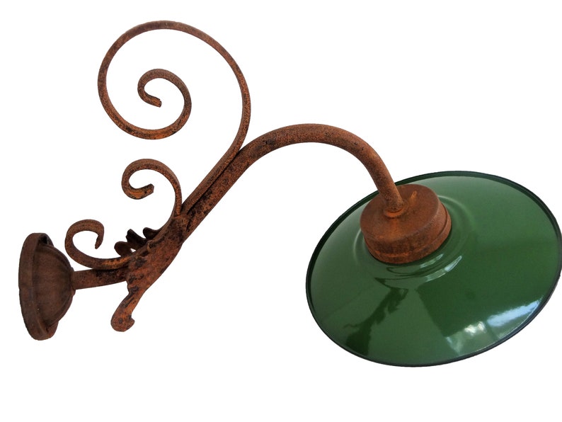 Lampe d'écurie française avec abat-jour en émail et décoration en fer forgé image 3