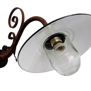 Lampe d'écurie française avec abat-jour en émail et décoration en fer forgé image 4