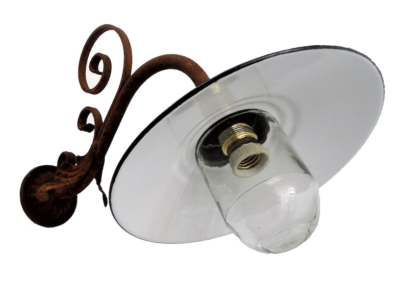 Lampe d'écurie française avec abat-jour en émail et décoration en fer forgé image 4