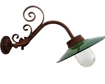 Lampe d'écurie française avec abat-jour en émail et décoration en fer forgé