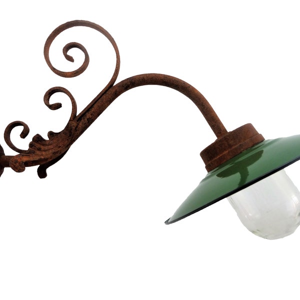 Lampe d'écurie française avec abat-jour en émail et décoration en fer forgé