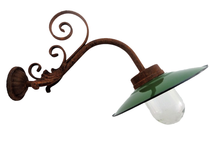 Lampe d'écurie française avec abat-jour en émail et décoration en fer forgé image 1