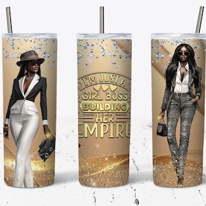 Pode incluir: Três copos de aço inoxidável com fundo de glitter dourado e uma ilustração em preto e branco de uma mulher de terno. O copo à esquerda tem a mulher segurando uma bolsa. O copo do meio tem o texto "I'm Just A Girl Boss Building Her Empire". O copo à direita tem a mulher segurando uma bolsa e andando.