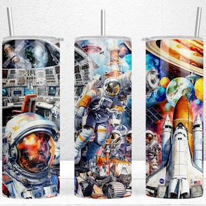 Puede incluir: Tres vasos de acero inoxidable con diseños coloridos de temática espacial. Los diseños presentan astronautas, naves espaciales, planetas y estrellas. Los vasos son perfectos para contener bebidas calientes o frías.