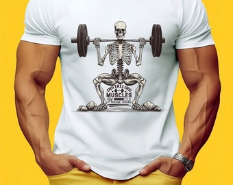 Może przedstawiać: Biała koszulka z grafiką szkieletu podnoszącego ciężary. Tekst na koszulce brzmi "Installing Muscles Please wait."