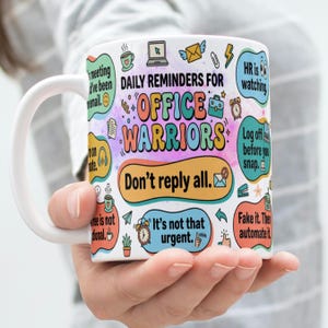 Könnte beinhalten: Weiße Keramik-Tasse mit dem Text "DAILY REMINDERS FOR OFFICE WARRIORS" und verschiedenen Büro-Illustrationen. Die Tasse enthält Sätze wie "Don't reply all" und "It's not that urgent."