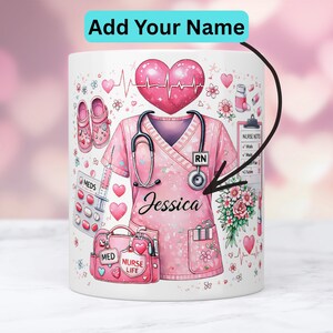 Könnte beinhalten: Weiße Keramiktasse mit einem rosa Design zum Thema Krankenschwester, einschließlich Uniform, Stethoskop und medizinischen Symbolen. Die Tasse hat oben den Text "Add Your Name" und den Namen "Jessica" auf der Uniform. Das Design enthält auch den Text "Nurse Life" und "Meds".