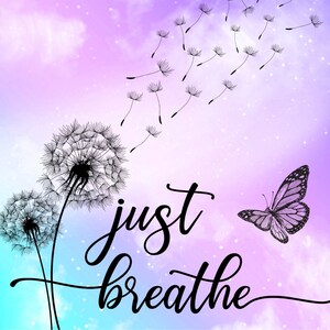 Puede incluir: Una cita motivacional, "just breathe", est&aacute; escrita en cursiva negra sobre un fondo de acuarela p&uacute;rpura y azul con nubes blancas y una mariposa negra. Dos semillas de diente de le&oacute;n est&aacute;n en primer plano, con semillas que se alejan con el viento.